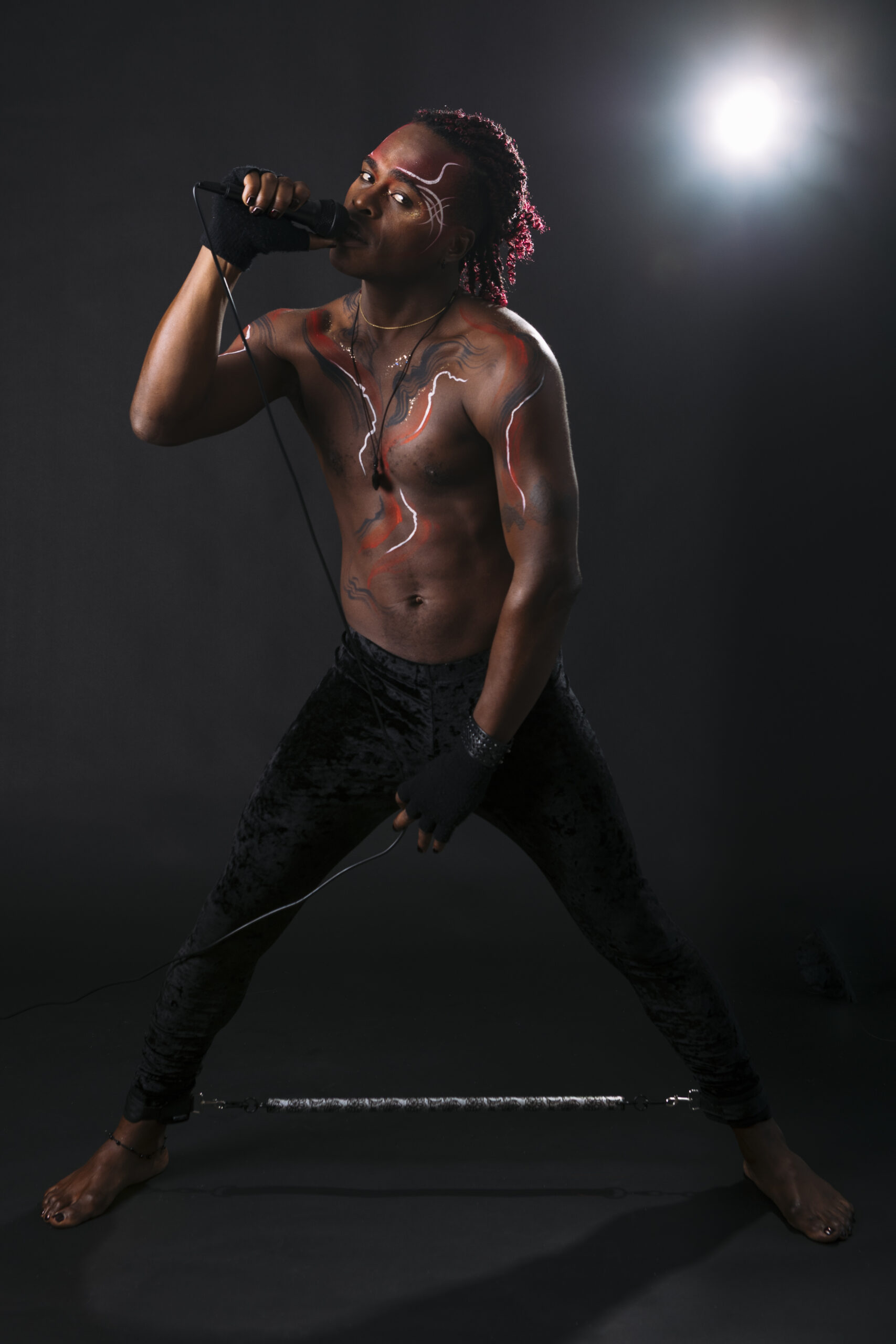 Akili challenges the modern grind and searches for purpose with “Treadmills”
